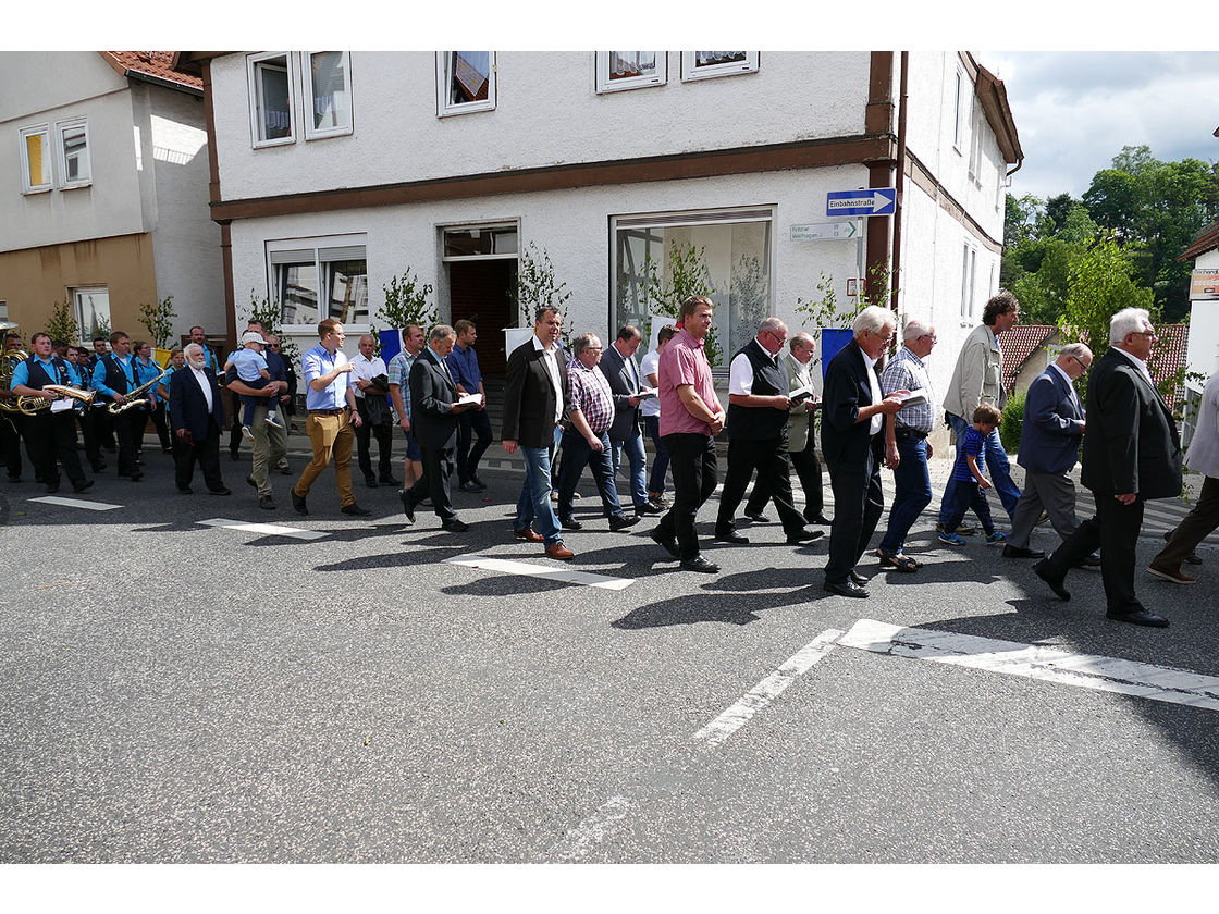 Fronleichnamsprozession durch die Straßen von Naumburg (Foto: Karl-Franz Thiede)